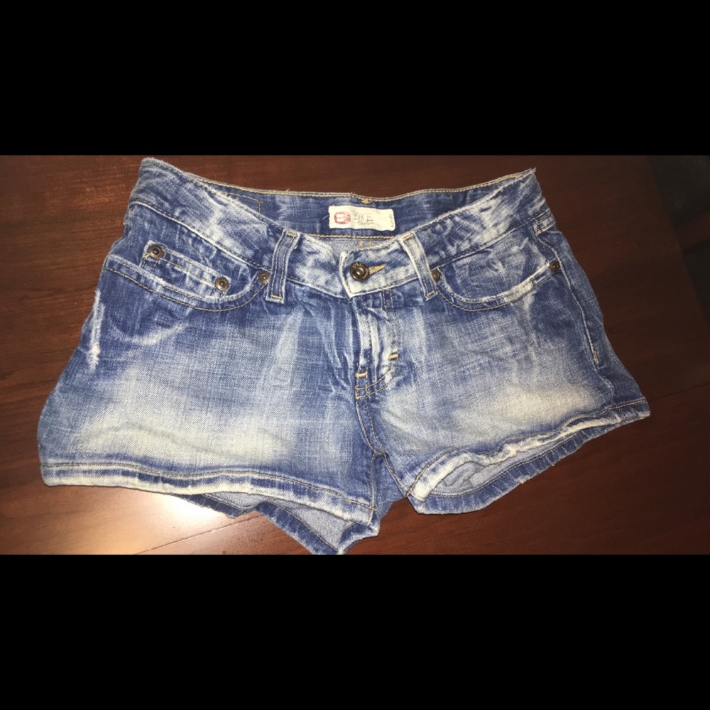 Women’s BKE denim Shorts EUC, Size 26.!